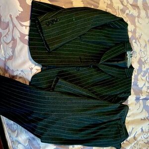 Like new never altered make it your own. Beautiful business attire.